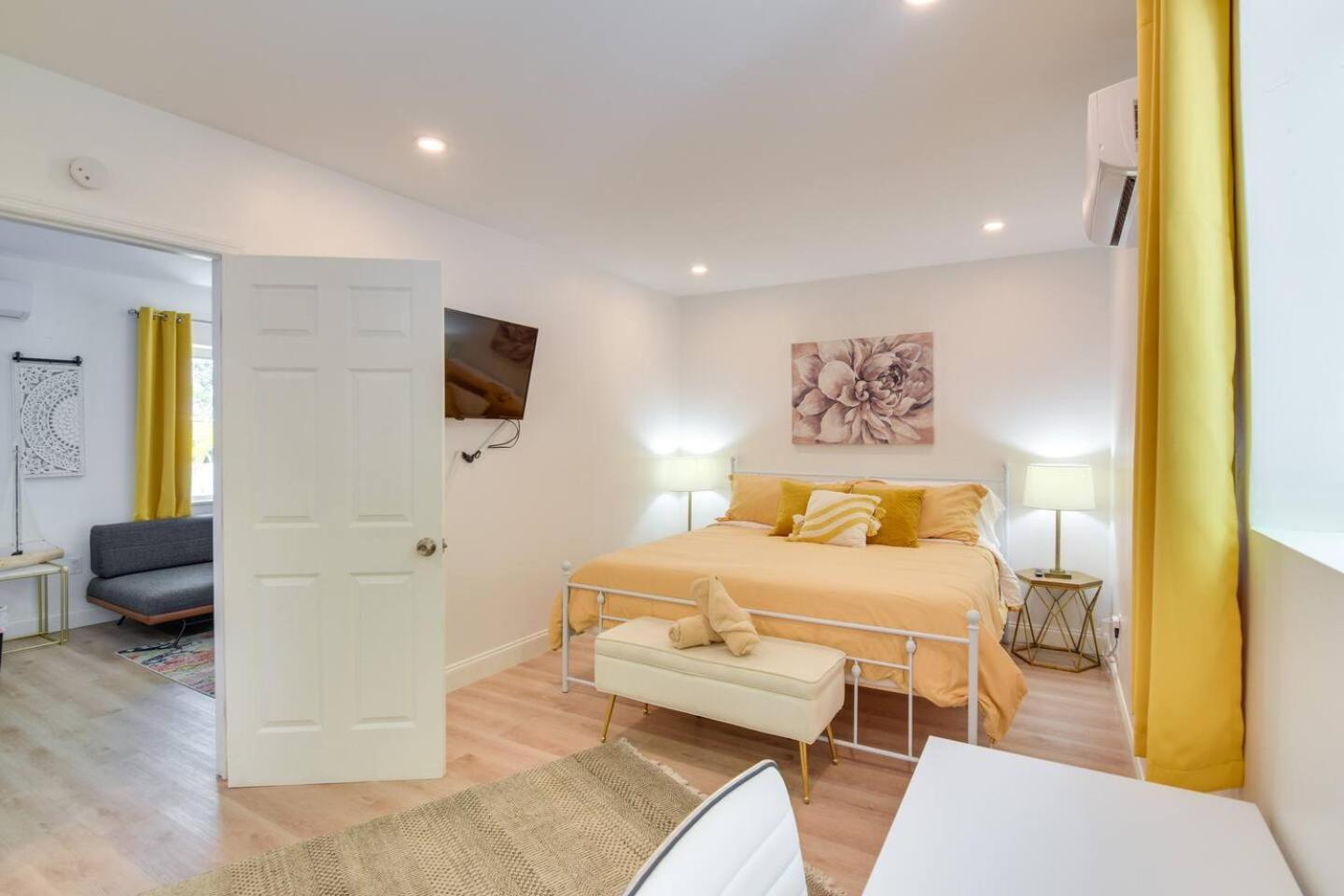 Beautiful Casita With King Bed And Private Patio Close To Calle 8, Mia Airport, Coral Gables Villa Miami Buitenkant foto